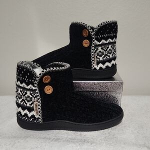 MUK LUKS Size 9-10 BLACK AND WHITE  KNIT BOOTIE SLIPPERS